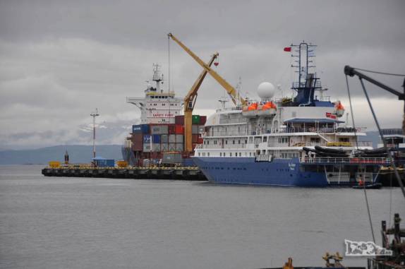 O Sea Spirit é preparado para nova viagem em poucas horas, no porto de Ushuaia, na Terra do Fogo, sul da Argentina